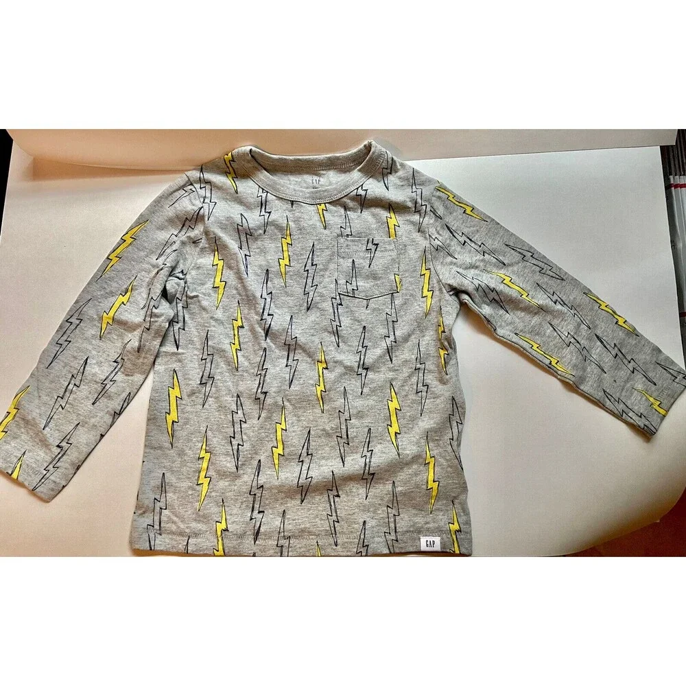 Gap Kids Boys Long Sleeve Graphic T-Shirt Size 3 years  New Without tags.